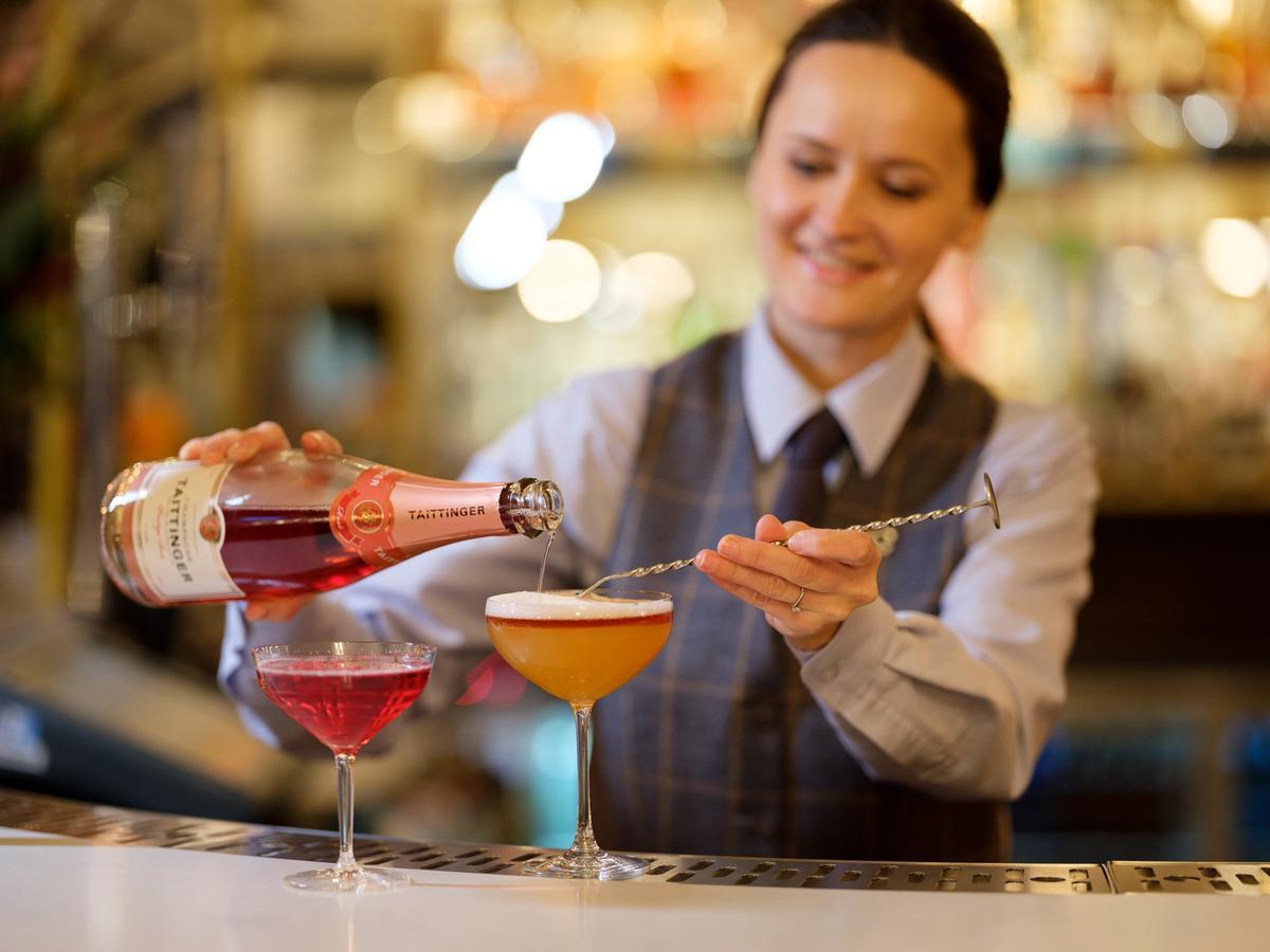 The Chester Grosvenor Ngoại thất bức ảnh A bartender at work